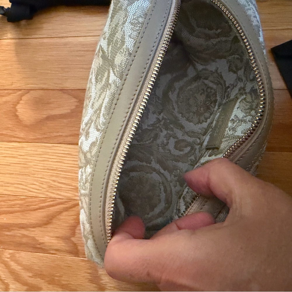 Versace Beige Floral Logo Cosmetic Pouch with Black Dust Bag - Picture 4 of 12